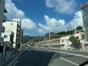 神戸の街並みと電車
