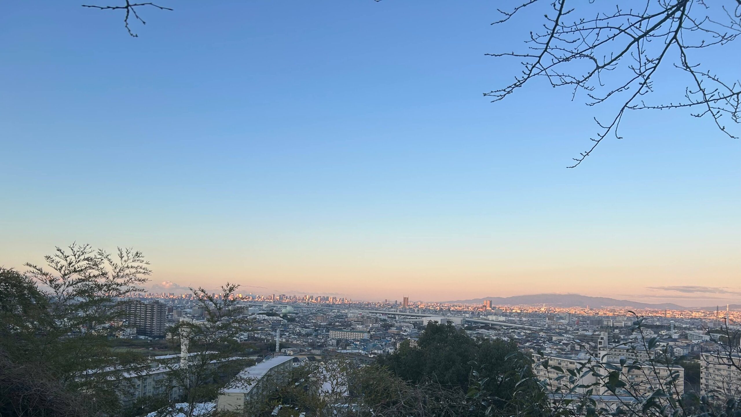元日の朝の空と街の景色